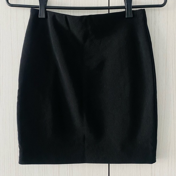 Forever 21 Straight Fit Mid Rise Mini Skirt Black EUC Small - Picture 5 of 7